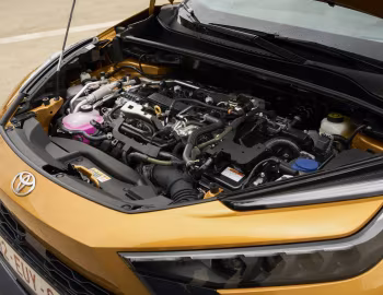 Bajo el capó Toyota C-HR PHEV [EU-spec] '2024–pr.
