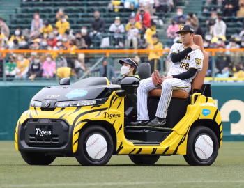 Toyota C⁺pod Hanshin Koshien Stadium Home Team Relief Car [Japan] (ZAZ-RMV12) '2022