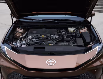 Bajo el capó Toyota Camry HEV [EU-spec] '2024–pr.