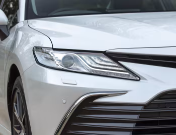 Toyota Camry Hybrid [UK-spec] '2021–23