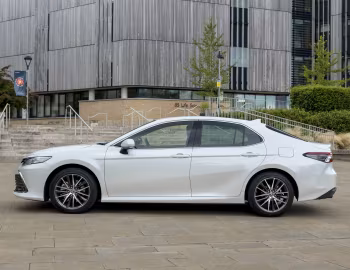 Toyota Camry Hybrid [UK-spec] '2021–23