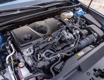 Bajo el capó 2018–20 Toyota Camry Hybrid XLE [North America] '2017–20