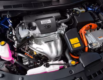 Bajo el capó 2015–17 Toyota Camry Hybrid SE [North America] '2014–17
