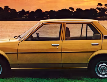 Toyota Corolla 1300 DX 4-door Saloon [UK-spec] (E70) '1980–81