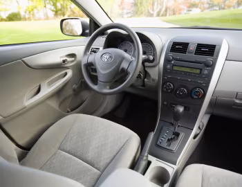 Интерьер 2009–10 Toyota Corolla CE [North America] (E140) '2008–10