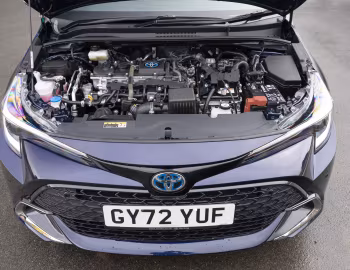 Bajo el capó Toyota Corolla Hybrid Hatchback [UK-spec] '2023–24