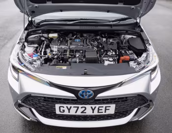 Bajo el capó Toyota Corolla Hybrid Touring Sports [UK-spec] '2023–24