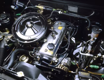Bajo el capó 1982–83 Toyota Corolla SR5 Sport Coupe [North America] (TE72L/AE71L) '1981–83