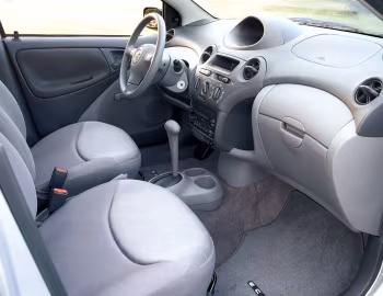 Интерьер 2003–05 Toyota Echo Sedan [North America] '2002–05