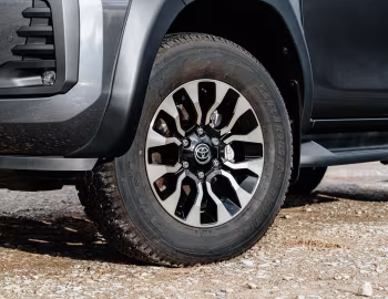 Toyota Hilux GR Sport Double Cab [UK-spec] '2023–pr.