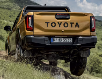 Toyota Hilux Hybrid 48V Invincible Double Cab [EU-spec] '2026