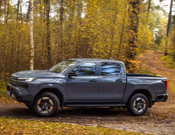 Toyota Hilux Invincible BEV Double Cab [EU-spec] '2026