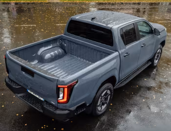 Toyota Hilux Invincible BEV Double Cab [EU-spec] '2026