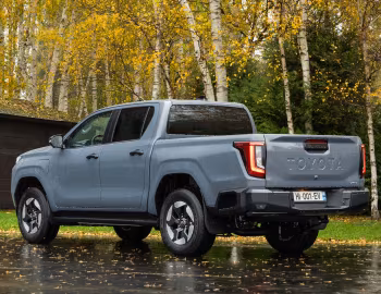 Toyota Hilux Invincible BEV Double Cab [EU-spec] '2026
