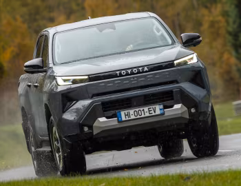 Toyota Hilux Invincible BEV Double Cab [EU-spec] '2026