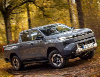 Toyota Hilux Invincible BEV Double Cab [EU-spec] '2026