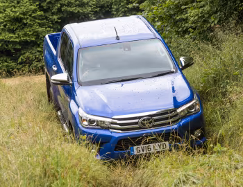 Toyota Hilux Invincible Double Cab [UK-spec] '2016–20
