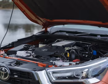 Bajo el capó Toyota Hilux Invincible Double Cab [UK-spec] '2020–pr.