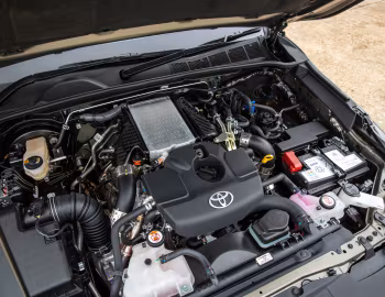 Bajo el capó Toyota Hilux Invincible X Double Cab [UK-spec] '2020–pr.