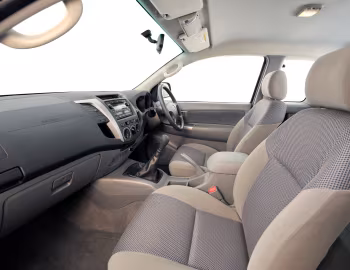 Interior Toyota Hilux Xtra Cab [South Africa] '2008–11