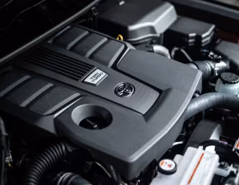 Bajo el capó Toyota Land Cruiser GR Sport [Japan] (300) '2021–pr.