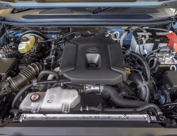 Bajo el capó Toyota Land Cruiser Prado Altitude [Australia] (250) '2024–pr.
