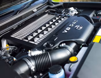 Bajo el capó Toyota Land Cruiser V8 [UK-spec] (VDJ200) '2007–12