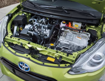 Bajo el capó 2015–16 Toyota Prius c [North America] '2014–16
