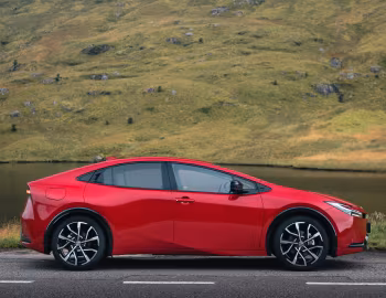 Toyota Prius PHEV [UK-spec] '2024–pr.