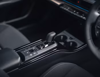 Interior Toyota Prius PHEV [UK-spec] '2024–pr.
