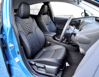 Interior Toyota Prius PHV [Japan] '2016–23