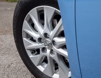 Toyota Prius Plug-In Hybrid [UK-spec] (ZVW35) '2011–17
