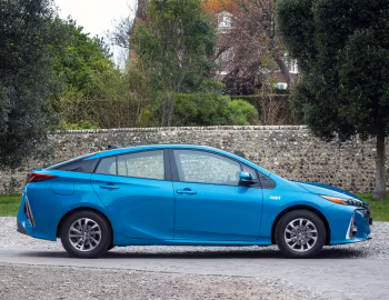 Toyota Prius Plug-in Hybrid [UK-spec] '2017–23