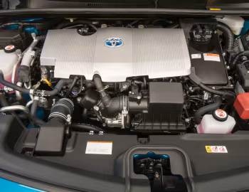 Bajo el capó 2017–23 Toyota Prius Prime [North America] '2016–23