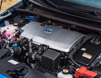 Bajo el capó 2019–22 Toyota Prius XLE AWD-e [North America] '2019–22