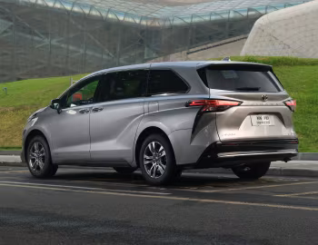 Toyota Sienna Platinum HEV [China] '2024–pr.