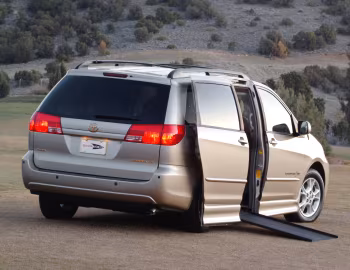 2004–05 Toyota Sienna LE Rampvan IMS [North America] (XL20) '2003–05