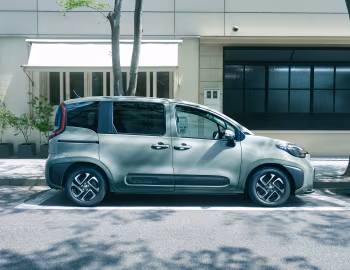 Toyota Sienta Hybrid Z 7-seater [Japan] (6AA-MXPL10G) '08.2022–04.2024