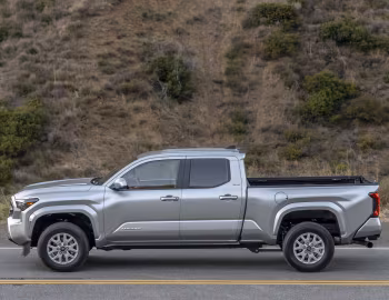 2024–pr. Toyota Tacoma SR5 Double Cab '2023–pr.