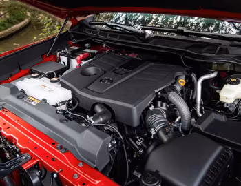 Bajo el capó 2022–pr. Toyota Tundra Limited CrewMax '2021–pr.