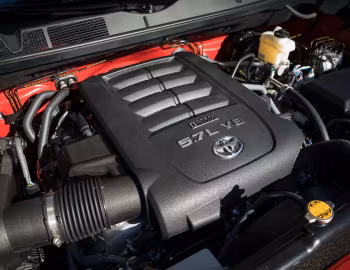 Bajo el capó 2018–21 Toyota Tundra Limited Double Cab '2017–21