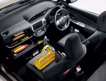 Интерьер Toyota Vitz '2014–01.2017