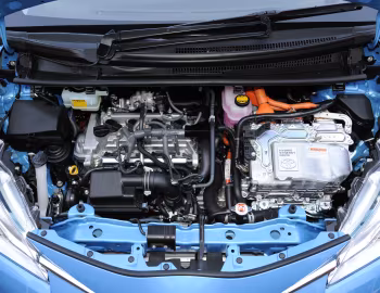Bajo el capó Toyota Vitz Hybrid '01.2017–19