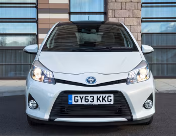 Toyota Yaris Hybrid Trend [UK-spec] (XP130) '2013–14