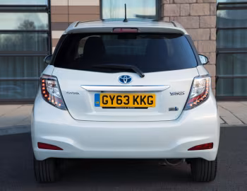 Toyota Yaris Hybrid Trend [UK-spec] (XP130) '2013–14