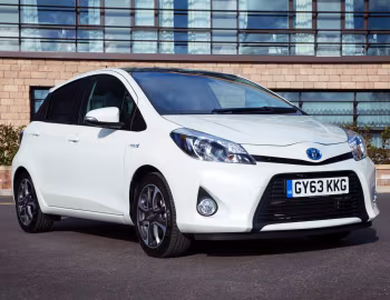 Toyota Yaris Hybrid Trend [UK-spec] (XP130) '2013–14