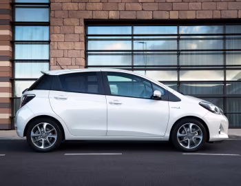 Toyota Yaris Hybrid Trend [UK-spec] (XP130) '2013–14