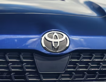 Logotipo Toyota Yaris Cross HEV [UK-spec] '2024–pr.
