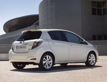 Toyota Yaris Hybrid [Worldwide] (XP130) '2012–14