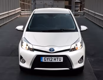 Toyota Yaris Hybrid [UK-spec] (XP130) '2012–14